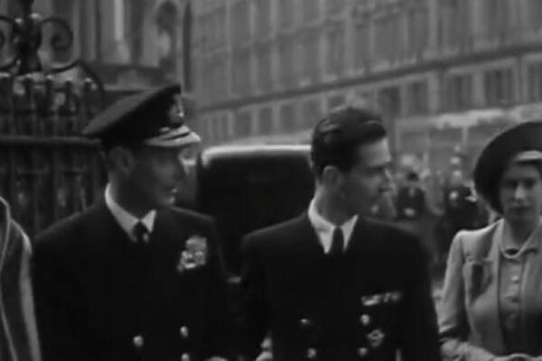 ISTORIJSKI SUSRET KRALJICE ELIZABETE II SA KRALJEM PETROM: Pogledajte snimak iz 1945. godine (VIDEO)