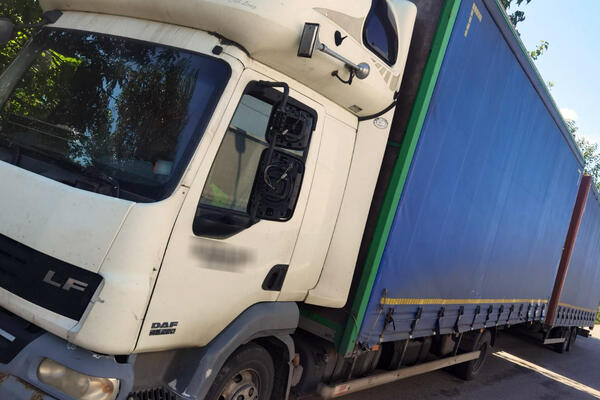 JOŠ JEDNA ZAPLENA DROGE U ZEMUNU: Kod vozača i suvozača kamiona nađeno 7 kilograma! (FOTO)