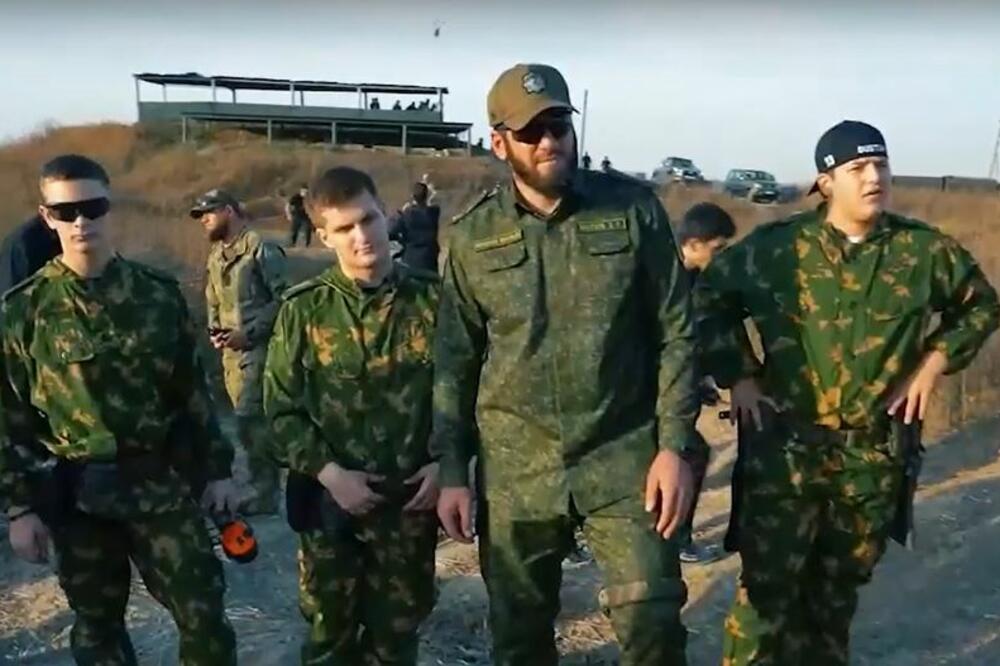 MALOLETNI SINOVI KADIROVA STIGLI U UKRAJINU: Poziraju u uniformi s puškama pred KAMERAMA! (VIDEO)