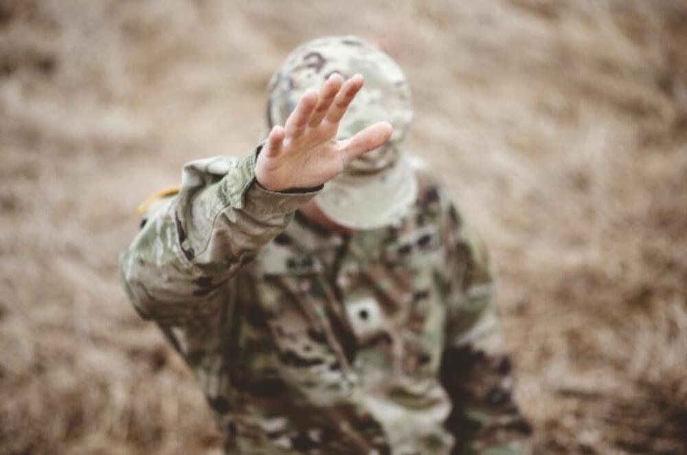 Vojnik sa podignutom rukom / Ilustracija