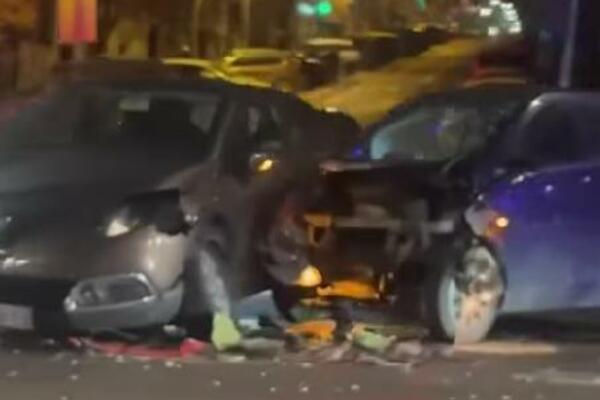 NESREĆA U CENTRU BEOGRADA: Sudarila se dva automobila, delovi vozila RASUTI PO PUTU (FOTO)