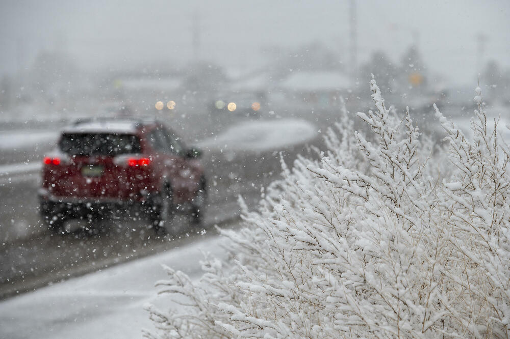 OVO NIKAKO NE SMETE RADITI VAŠEM AUTOMOBILU: Pre nego što zimi počnete da vozite, obratite pažnju na OVU STVAR!