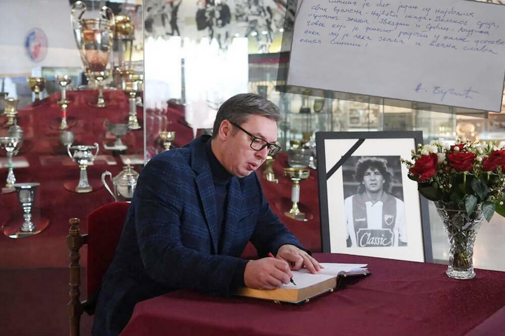 Predsednik Aleksandar Vučić upisao se u subotu u knjigu žalosti na Marakani