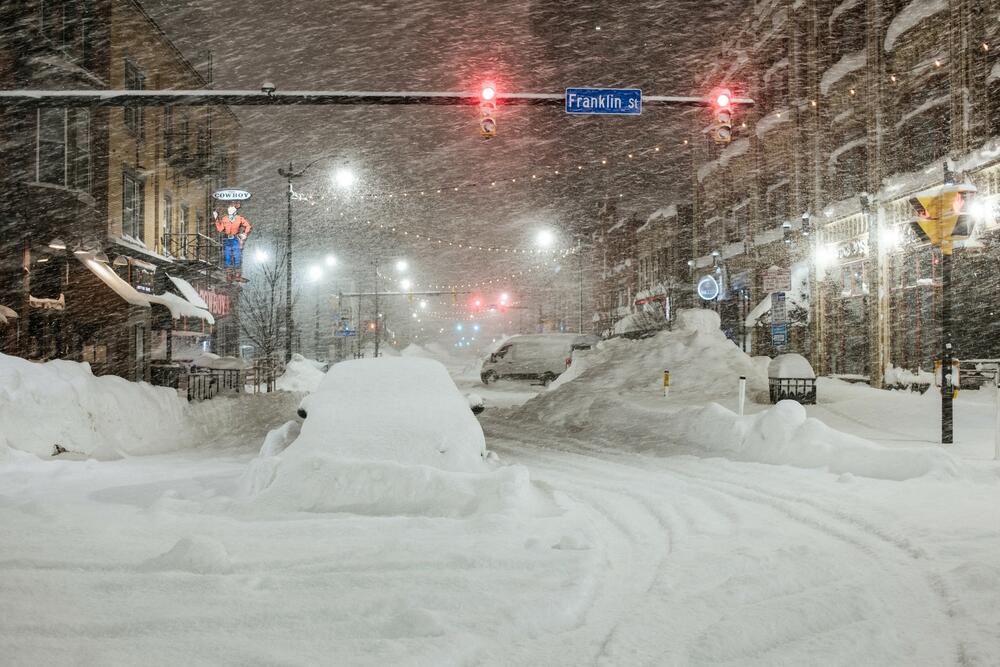 Snežna oluja zatrpala automobile i ostavila više stotina hiljada domaćinstava bez struje