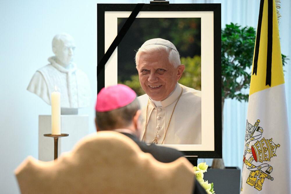 Ljudi odaju poslednju poštu papi Benediktu u Vatikanu