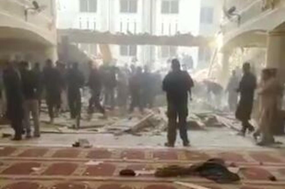 VELIKA EKSPLOZIJA U PAKISTANU: Urušio se deo džamije, povređeno najmanje 90 osoba, ljudi ZAROBLJENI (VIDEO)