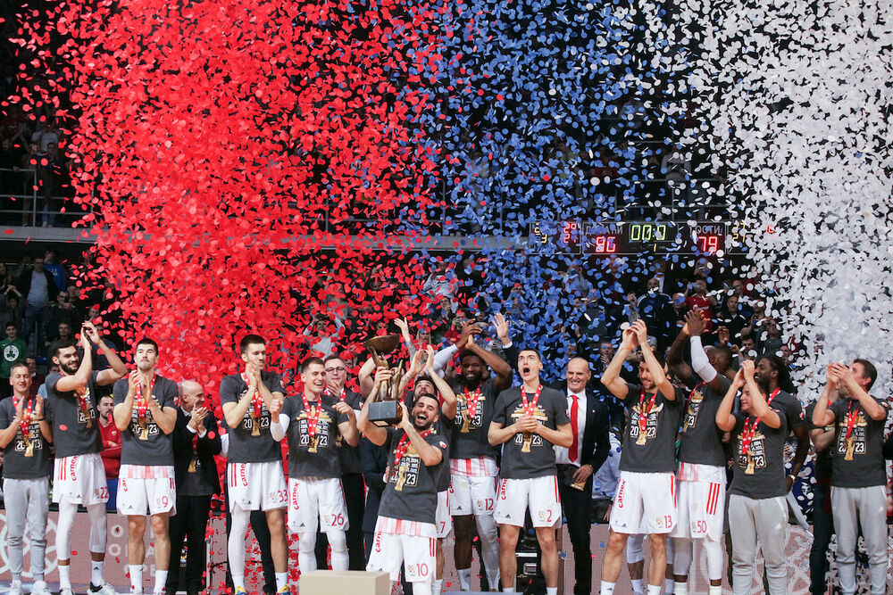 Košarkaši Crvene zvezde slave trofej u Kupu Radivoja Koraća prošle godine
