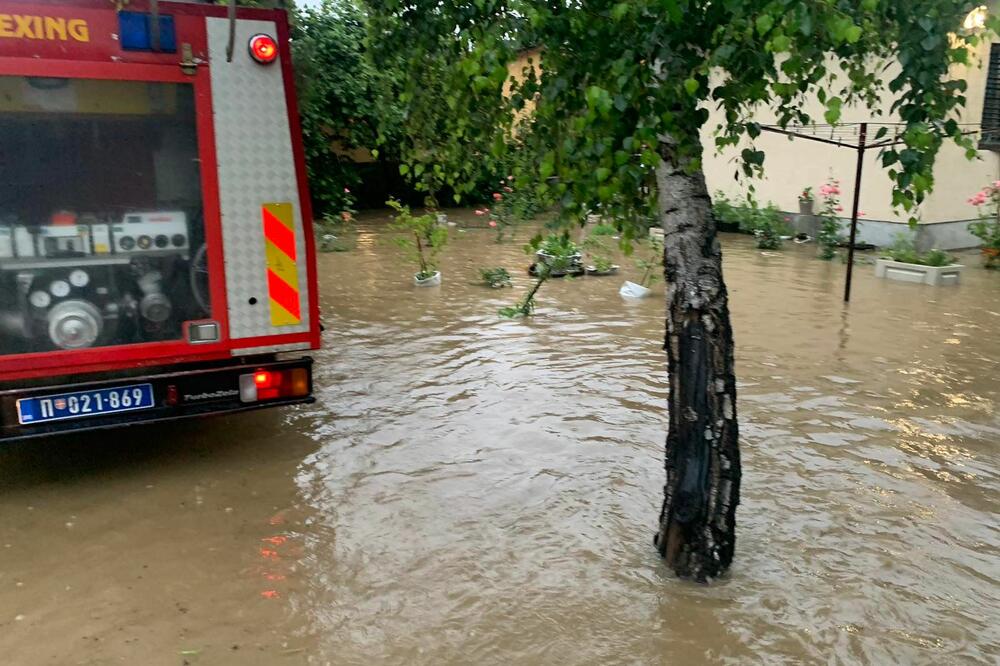35 VANREDNIH SITUACIJA NA SNAZI U SRBIJI: Voda se crpi u gradovima, vojska pravi odbrambene bedeme