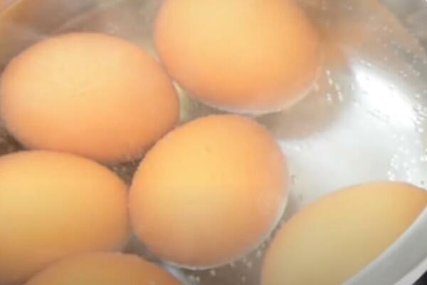 SAMO OVAKO ĆETE SKINUTI PEČAT SA JAJA PRE FARBANJA: Ofarbajte najlepša jaja za Vaskrs, sjajan trik