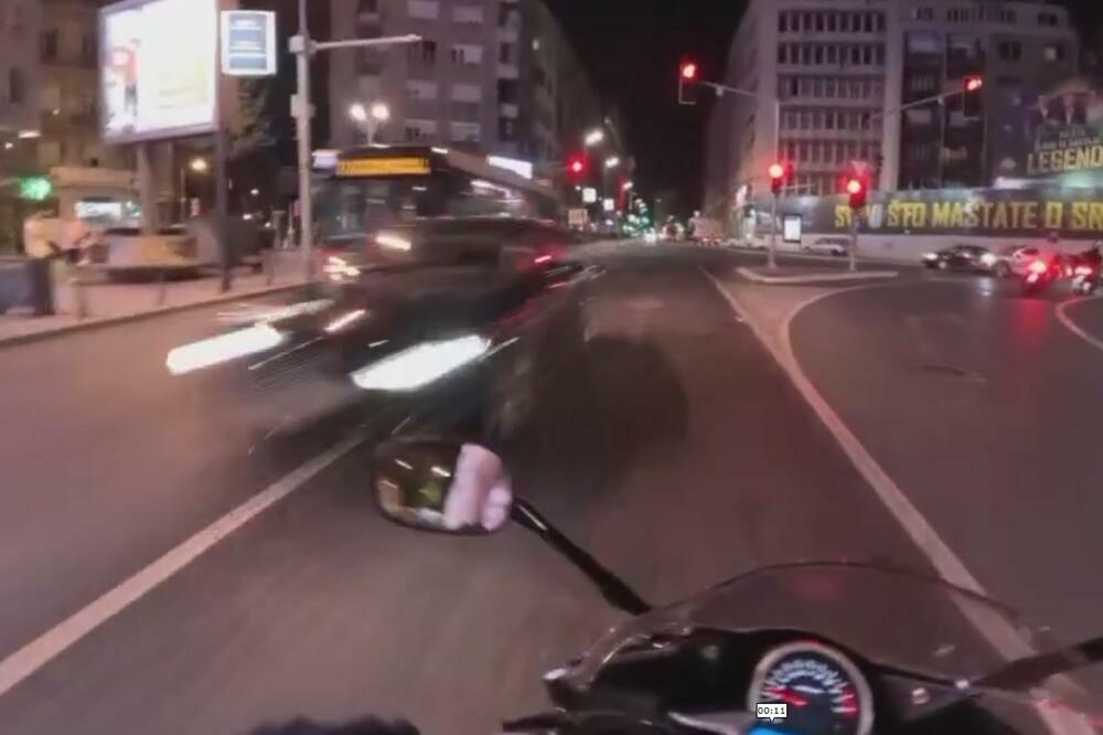 JEZIV SNIMAK IZ CENTRA BEOGRADA: Motorista vozi svojom trakom, a onda SU UMALO POGINULI! Ovo ledi krv (VIDEO)