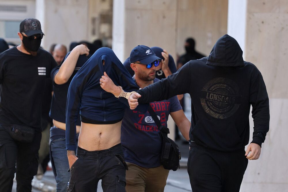Privođenje uhapšenih Bed blu bojsa u Atini