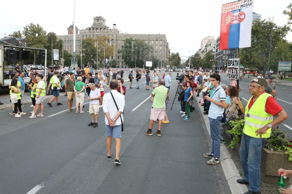 ZAVRŠEN 16. PROTEST "SRBIJA PROTIV NASILJA": Kolona šetala do Ministarstva prosvete, pa do Predsedništva (FOTO)