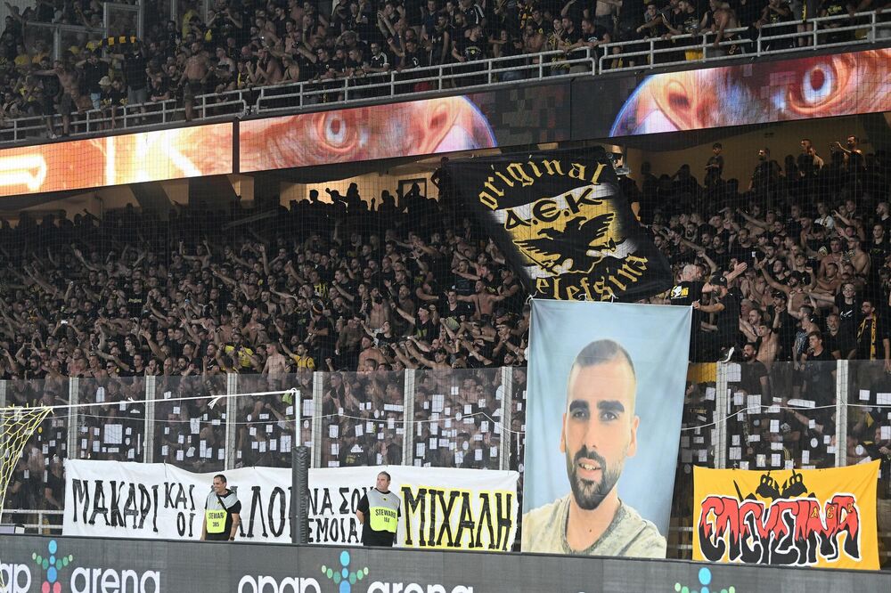 Zastava sa likom ubijenog Mihalisa Kacurisa, navijača AEK-a iz Atine