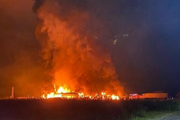 VATRA PROGUTALA HLADNJAČU: Veliki požar u firmi u Varvarinu (VIDEO)