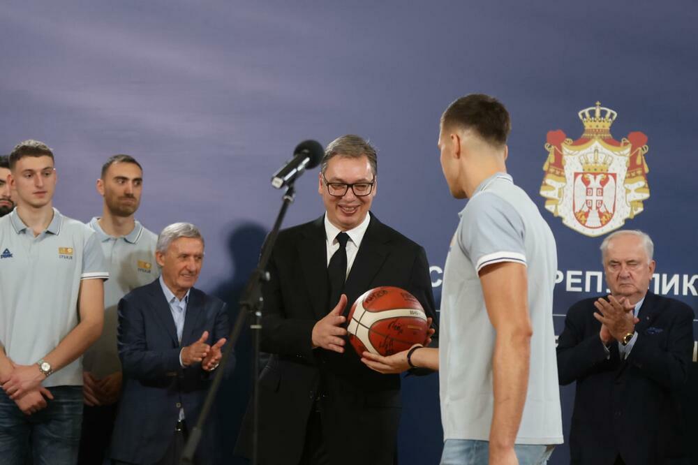 Kapiten Bogdan Bogdanović uručuje poklon predsedniku Srbije Aleksandru Vučiču