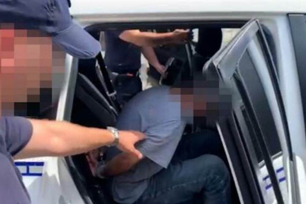 UŽAS U TRŽNOM CENTRU U BEOGRADU: Muškarac nožem isekao mladića, napao i policajce