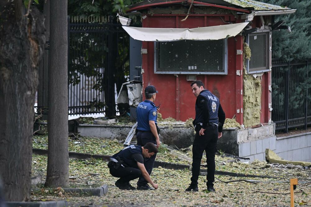 PRVE SLIKE SA MESTA BOMBAŠKOG NAPADA U ANKARI: Teroristi pucali na policiju, ima RANJENIH (FOTO)