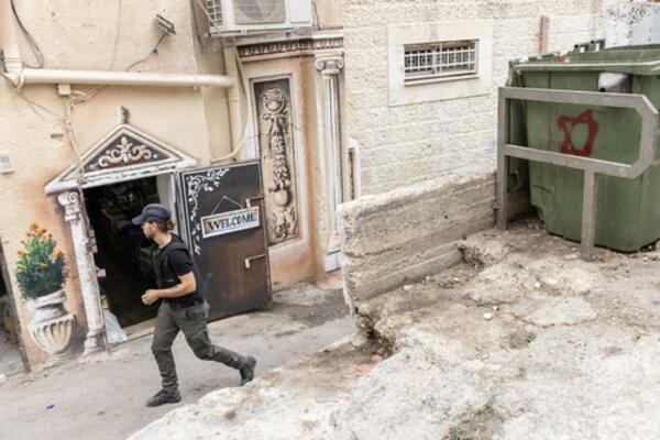 OTKRIVENO KO STOJI IZA NAPADA U JERUSALIMU: Nožem izbo dvoje policajaca, na mestu UBIJEN