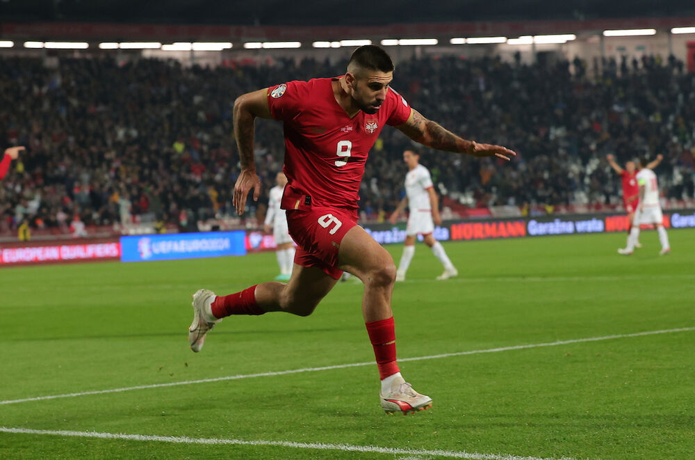 Aleksandar Mitrović slavi gol u dresu reprezentacije Srbije
