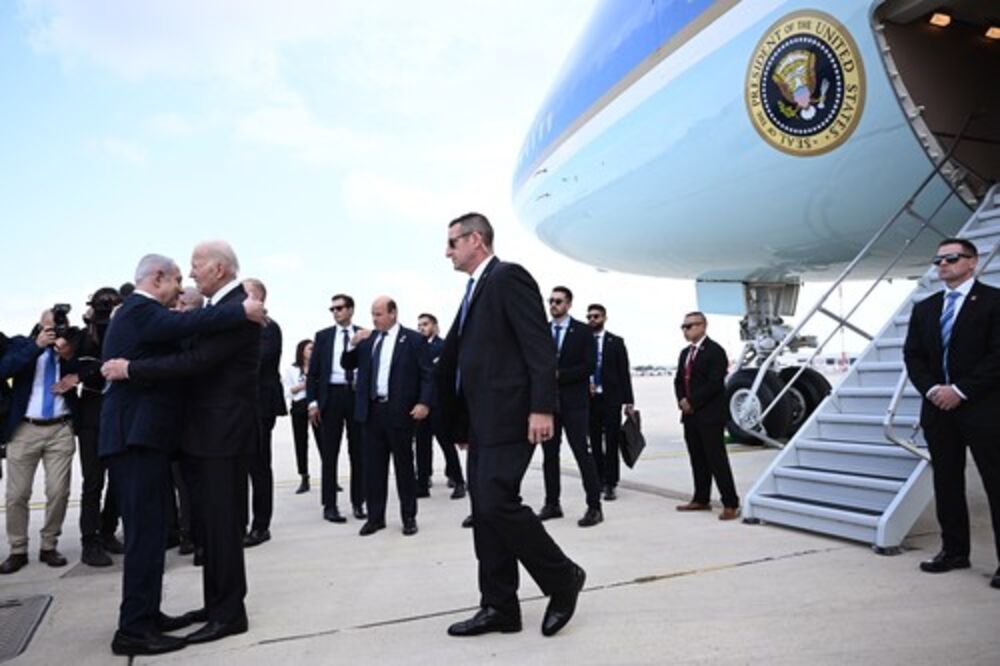 Bajden i Netanijahu pri sletanju aviona predsednika Amerika u Izrael