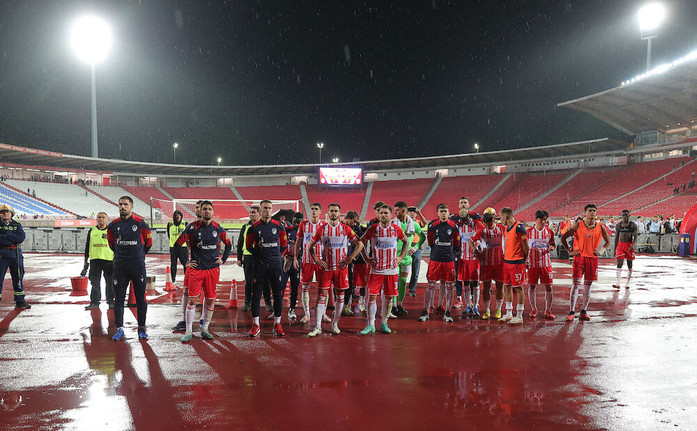 Fudbaleri Crvene zvezde pred severnom tribinom posle utakmice