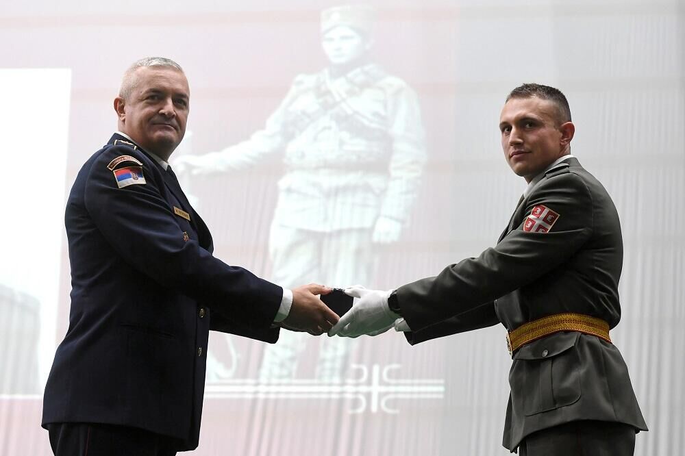General-majorŽeljko Petrović uručuje nagradu vodniku Nemanji Radenkoviću 