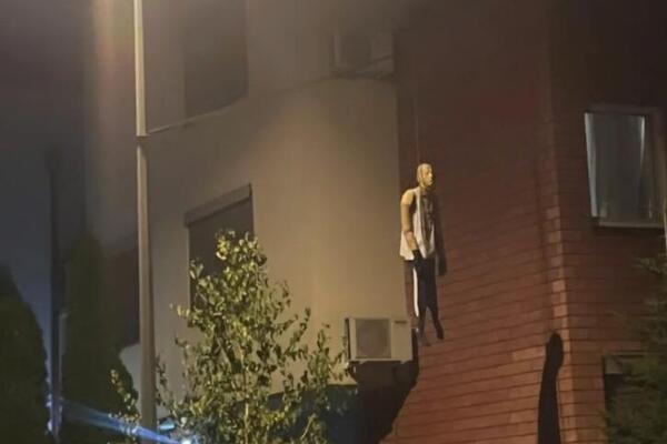 "SRČKA DA TE STREFI": Lutka obešena o banderu prestravila prolaznike u Krnjači, stajali ukopani od STRAHA! (FOTO)