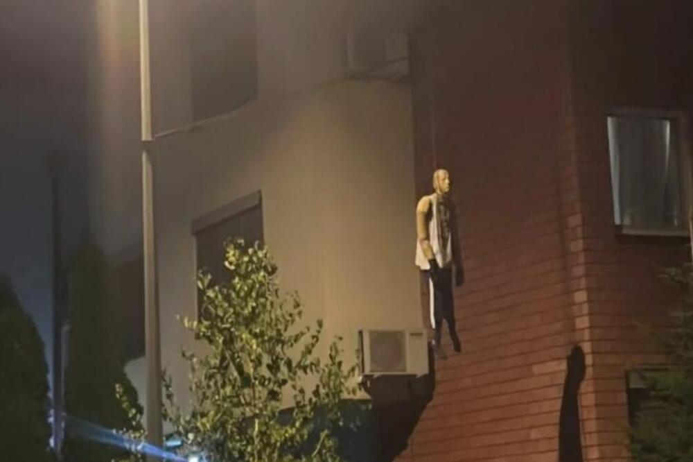 "SRČKA DA TE STREFI": Lutka obešena o banderu prestravila prolaznike u Krnjači, stajali ukopani od STRAHA! (FOTO)