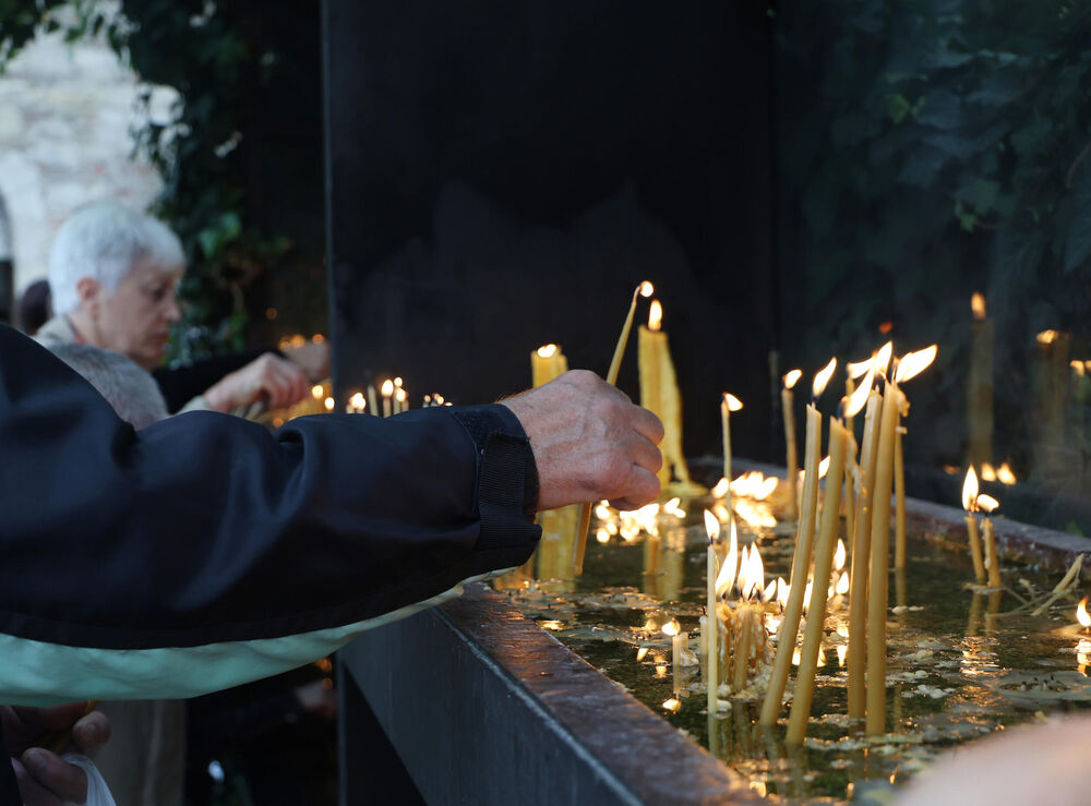 Vernici pale sveće ispred crkve Svete Petke