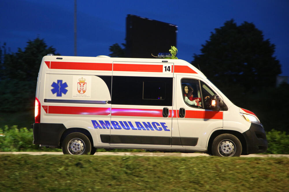AUTOMOBIL OBORIO PEŠAKA U SURČINU: Žena prevezena u Urgentni centar