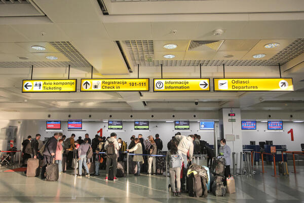 VRISAK, NERVOZNA DECA, RADNICI U HAOSU: Ispovest putnika tokom DRAME na beogradskom aerodromu