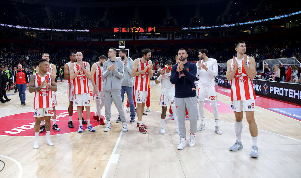 Košarkaši Crvene zvezde po završetku meča sa ekipom Budućnosti