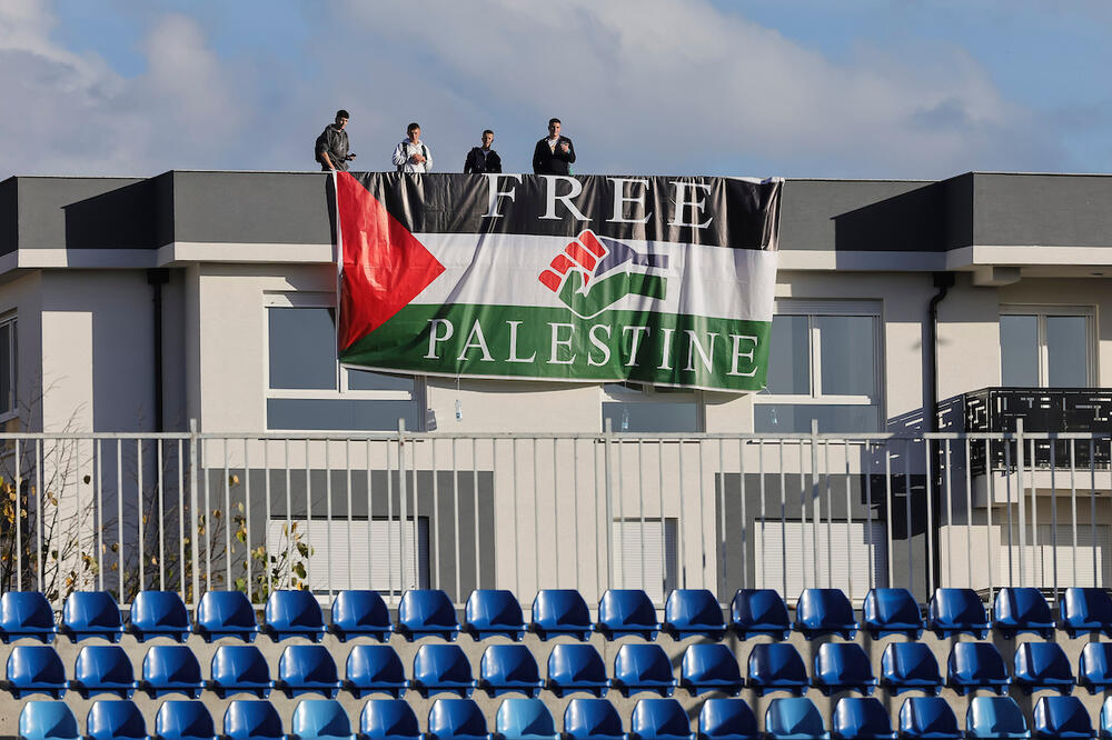 PRAZNE TRIBINE U NOVOM PAZARU DOČEKALE PARTIZAN: A iza tribine - ogromna zastava Palestine! (FOTO)