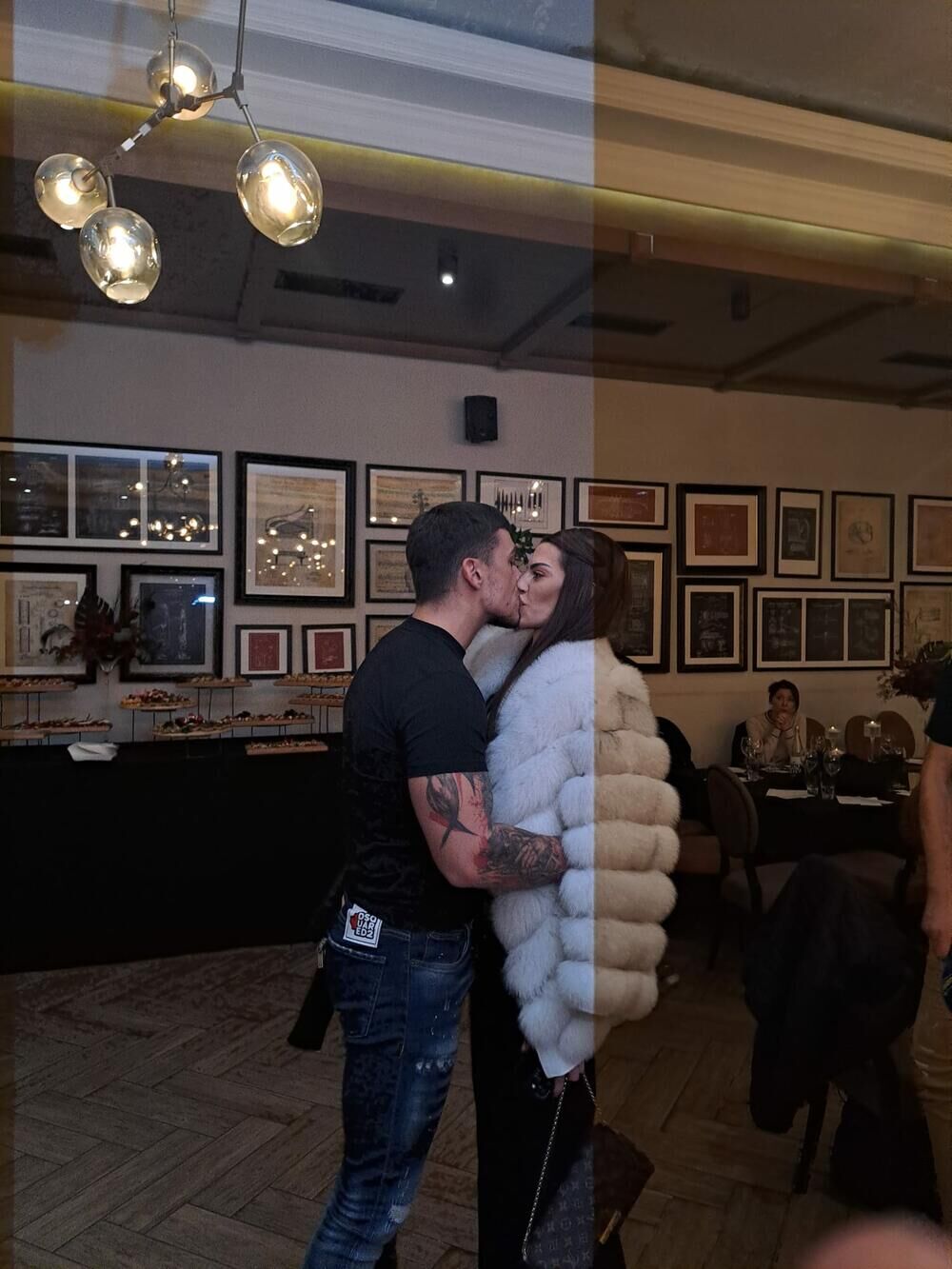 Tara Simov i Danilo se ljube na javnom mestu