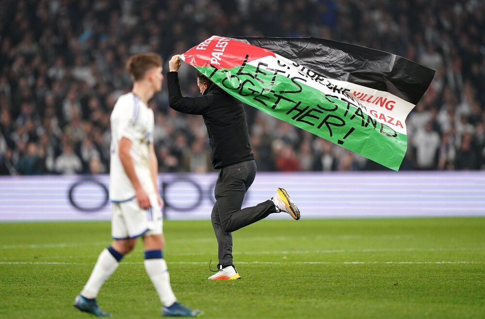 Navjiač sa zastavom Palestine