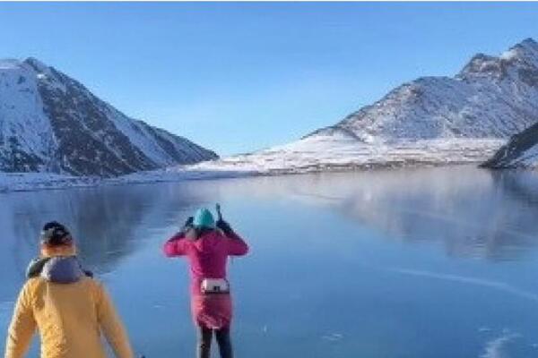 "MENE OVO PLAŠI": Dve devojke skijale na OPASNOM MESTU, samo jedna pukotina i desio bi se HOROR, mreže gore (VIDEO)