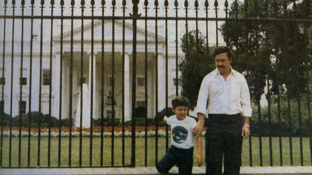 Pablo Eskobar sa sinom ispred Bele kuće