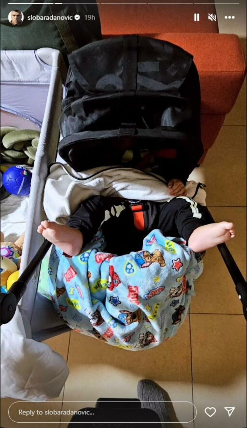 Pevač je podelio preslatku fotografiju, na kojoj samo vire nogice njegovog sina Damjana