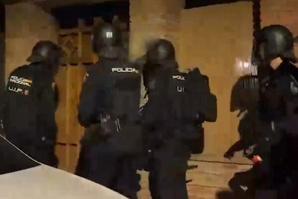 SNIMAK HAPŠENJA SRPSKE BANDE U BARSELONI: Španski specijalci uleteli u hostel, a onda su pronašli OVO (VIDEO)