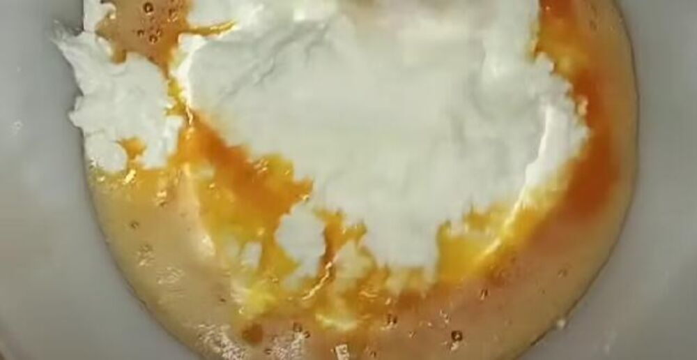 Jaja i sir u činiji