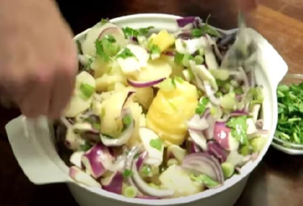 Mešanje krompir salate