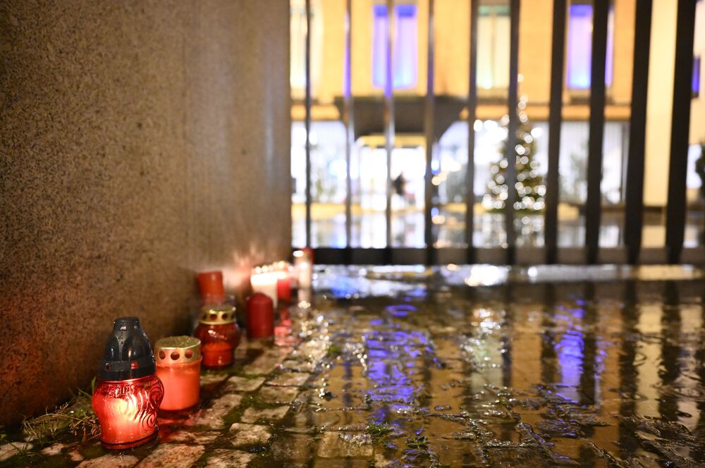 Građani češke prestonice Praga večeras pale sveće