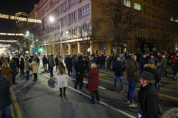 ZAVRŠEN PROTEST ISPRED RIK: Održana protestna šetnja do zgrade RTS