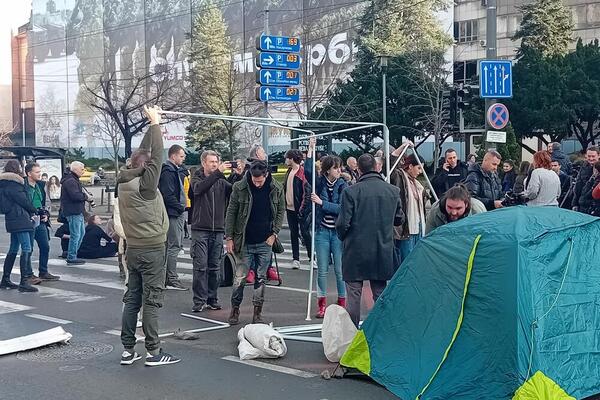 Studenti se okupljaju ispred MDULS, blokirali saobraćaj na raskrsnici Ulice kneza Miloša i Birčaninove