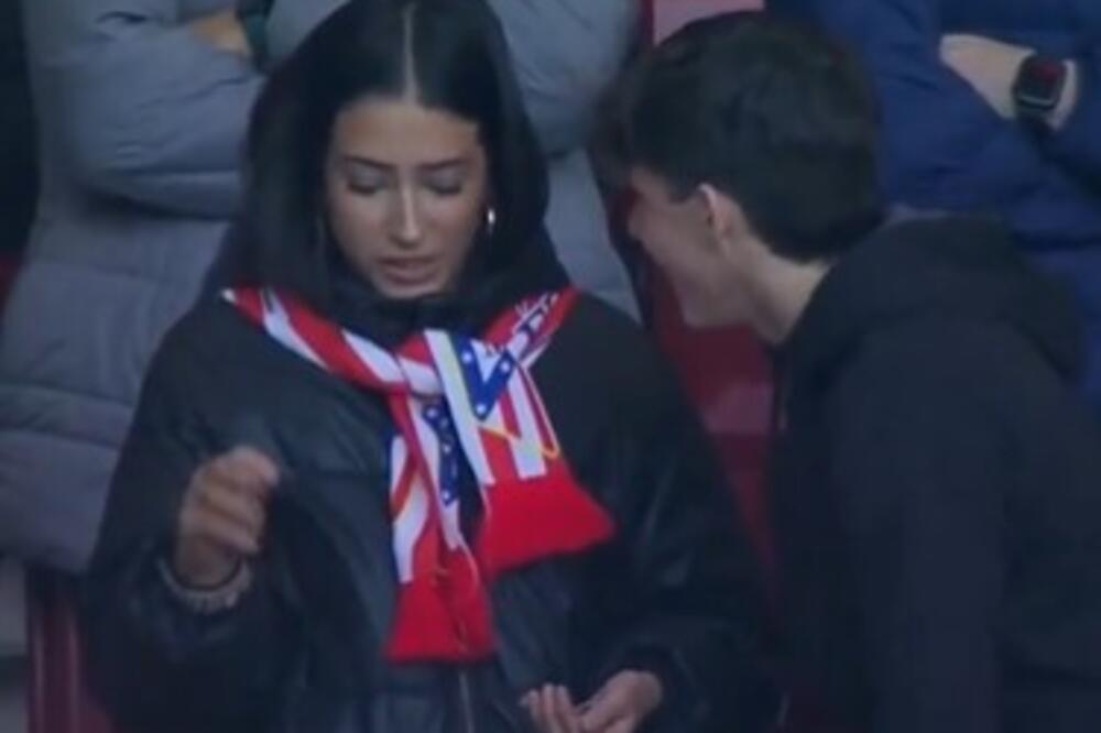 AU, KAKO GA JE OLADILA! Lepotica HLADNOKRVNO odbila mladića, na stadionu se ZALEDELO zbog njenog POTEZA (VIDEO)