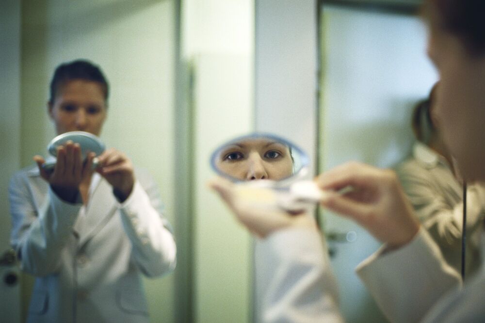 Devojka drži ogledalo