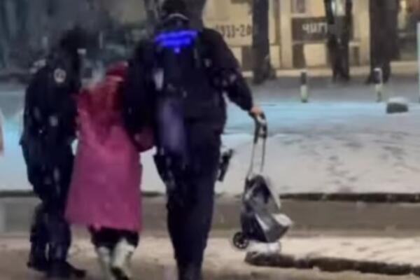 SVAKA ČAST MAJSTORI! Policajci ODUŠEVILI Beograđane - dok veje sneg, pogledajte šta su uradili starici (VIDEO)
