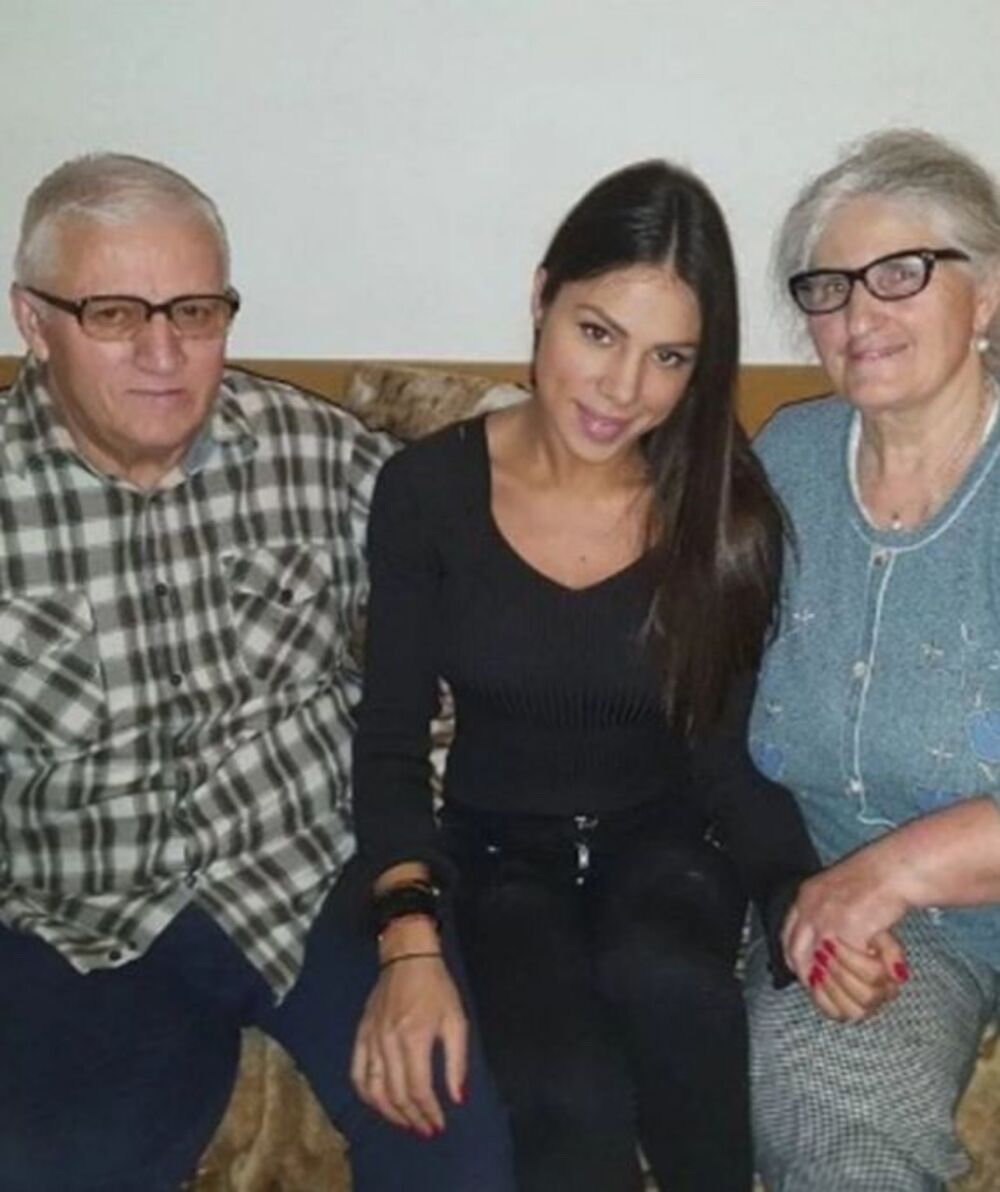 Sandra Arika sa babom i dedom