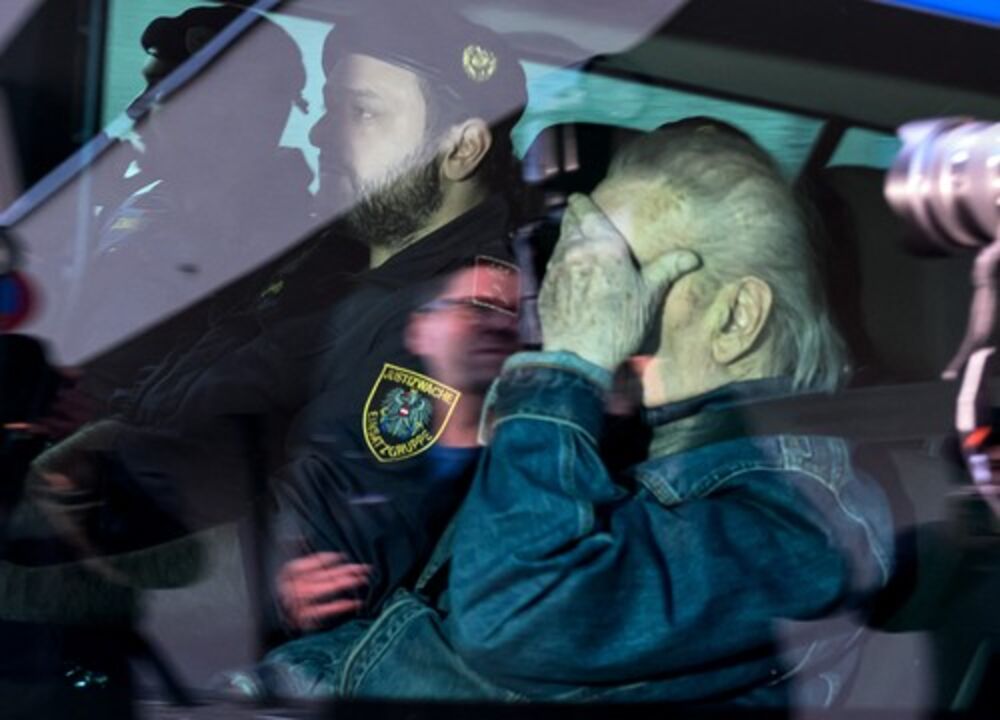 Joezf Fricl u policijskom vozilu na putu do suda 