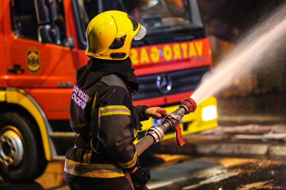 IZGOREO STAN U CENTRU SMEDEREVA: Na licu mesta vatrogasci i Hitna pomoć (VIDEO)